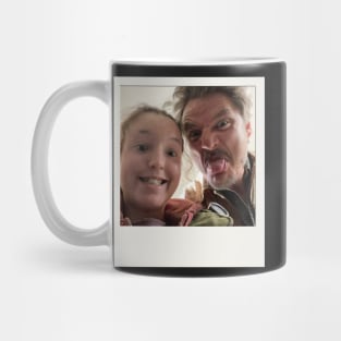 pedro pascal and bella ramsey having fun foto retro Mug